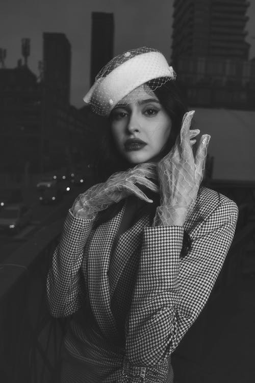 Free A woman in a hat and gloves posing for a photo Stock Photo